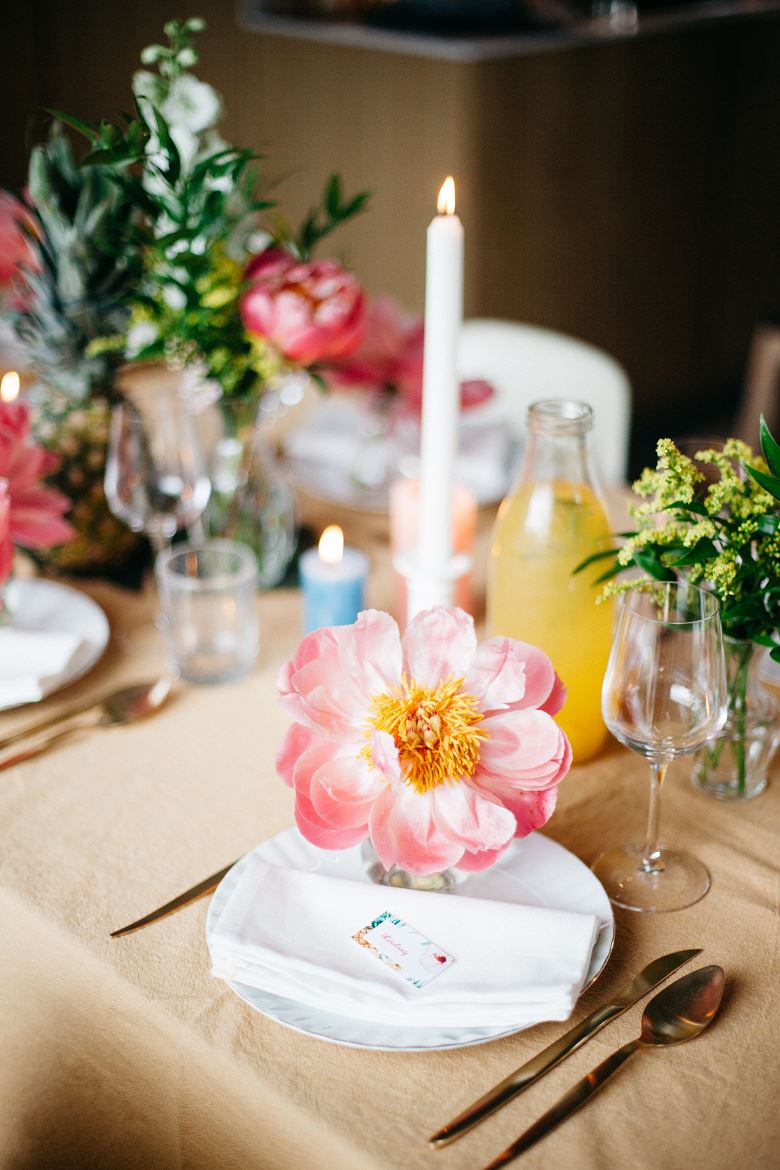 Une déco de table tropicale : on vous explique comment faire !